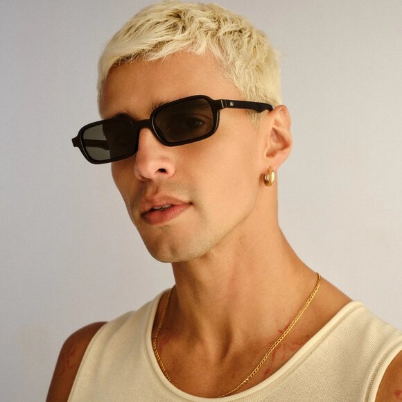 Le Specs Pilferer Sunglasses Style 2352104 in Black main image 6